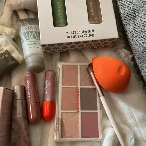 Travel Toiletry and Makeup Set - Picture 10 of 11